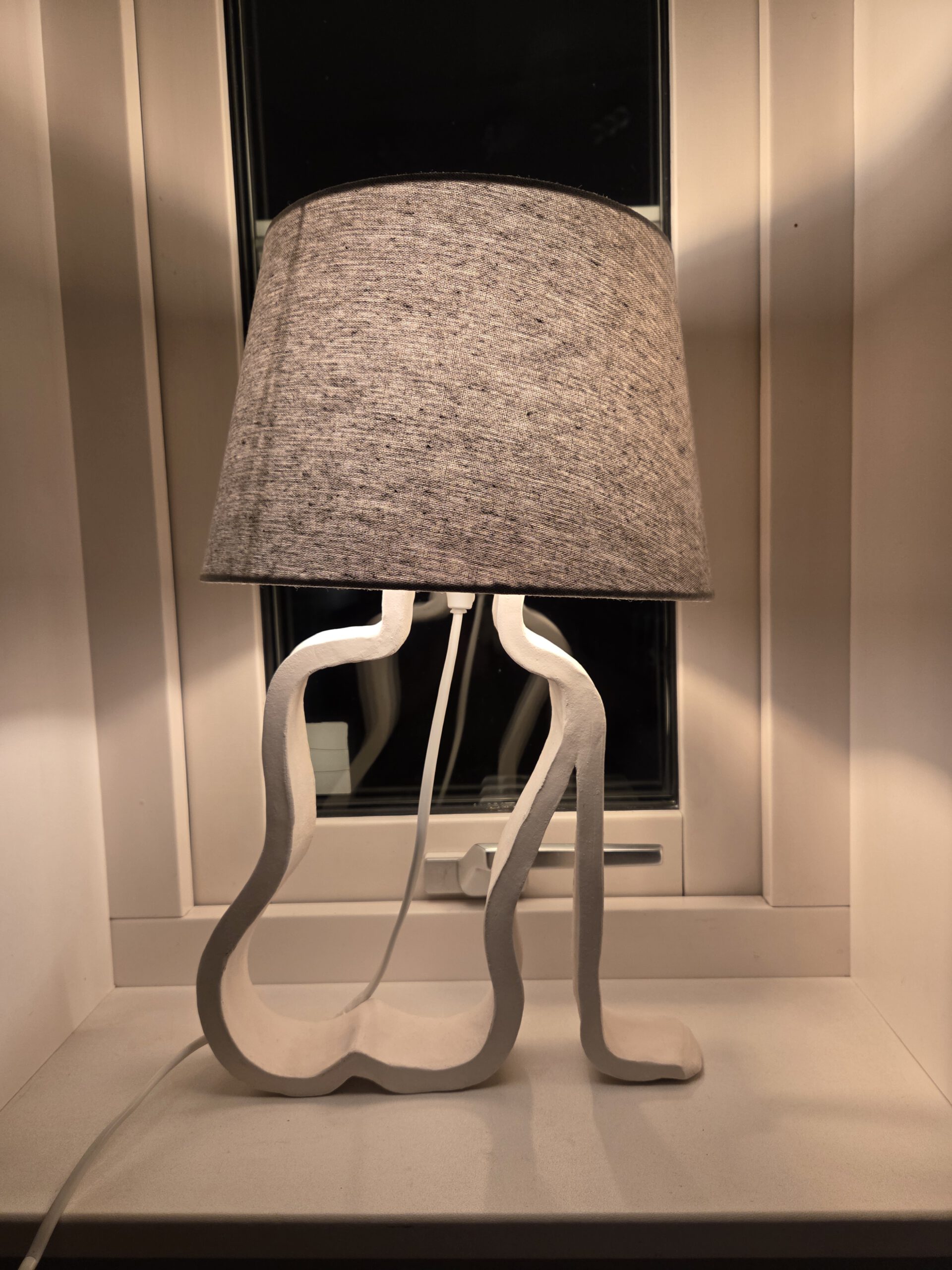 Handgjord lampa i keramik kvinna med hatt