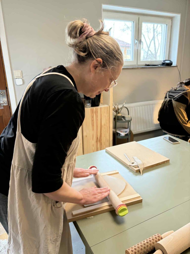 Deltagare på keramikkurs på HumdrumDreja Studio Lidingö handbygger och drejar.